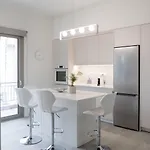 Appartamento A Cozy Modern With Sunny Balcony Near Center *