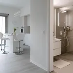 Appartamento A Cozy Modern With Sunny Balcony Near Center *