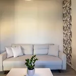 A Cozy Modern With Sunny Balcony Near Center *