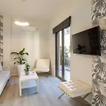 A Cozy Modern With Sunny Balcony Near Center Apartmán