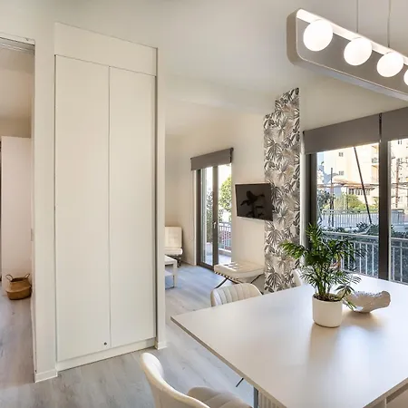 A Cozy Modern With Sunny Balcony Near Center *