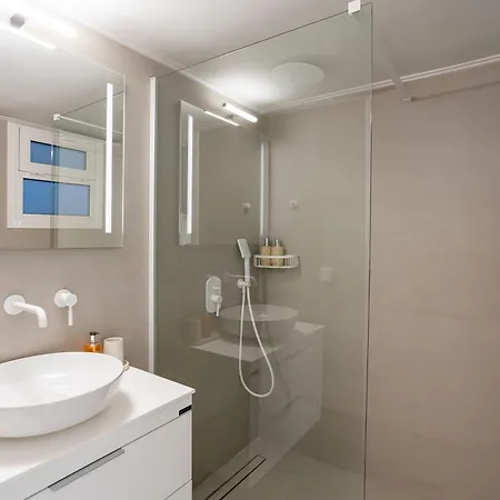 A Cozy Modern With Sunny Balcony Near Center Apartment *