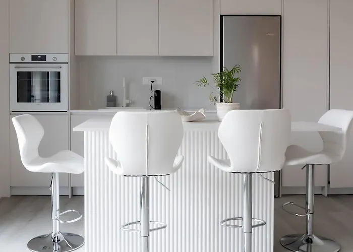 A Cozy Modern With Sunny Balcony Near Center Kalamata