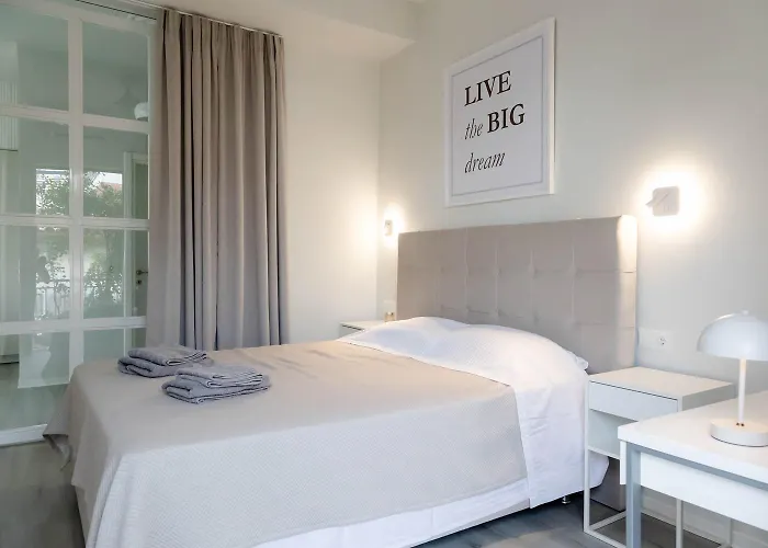 Spacious Modern 1Br With Sunny Balcony 10 Walk To Kalamata Center *