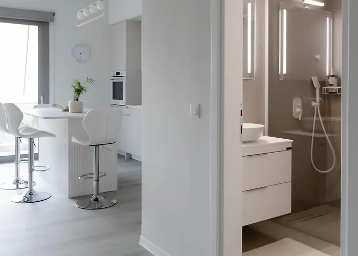 Spacious Modern 1Br With Sunny Balcony 10 Walk To Kalamata Center