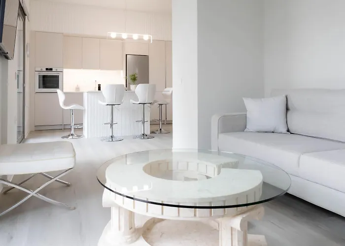 Spacious Modern 1Br With Sunny Balcony 10 Walk To Kalamata Center Appartement