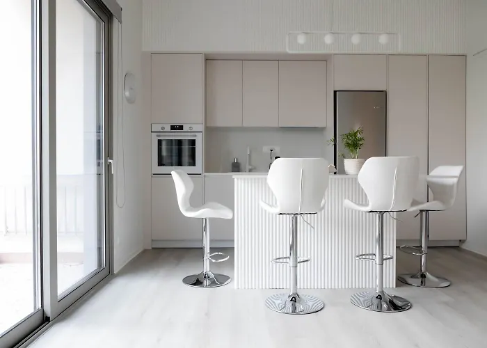 Apartment A Cozy Modern With Sunny Balcony Near Center *