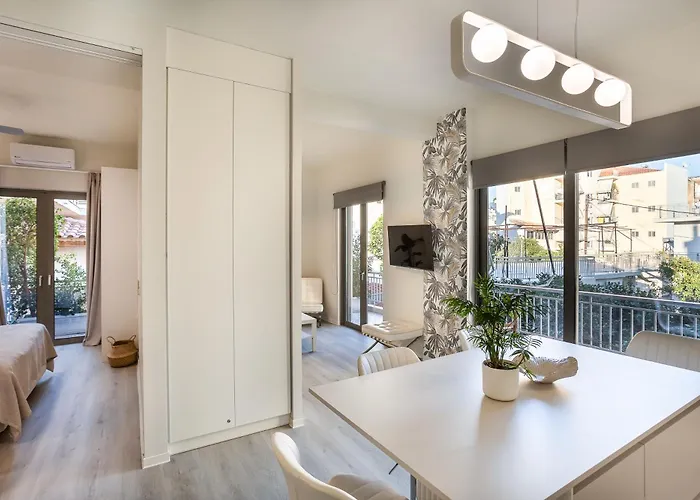 A Cozy Modern With Sunny Balcony Near Center *