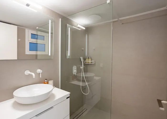 A Cozy Modern With Sunny Balcony Near Center Apartment *