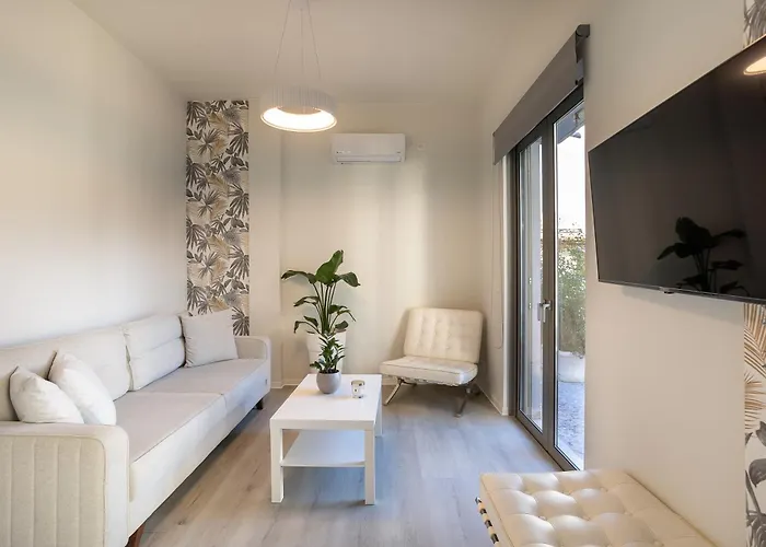 A Cozy Modern With Sunny Balcony Near Center *