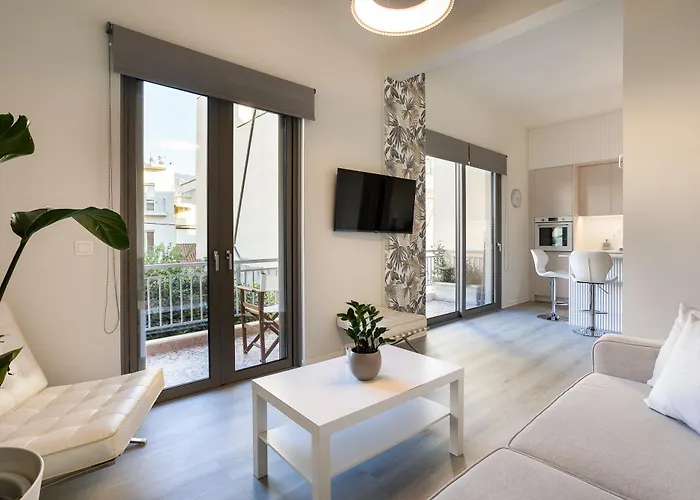 A Cozy Modern With Sunny Balcony Near Center *