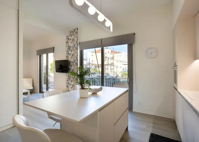 A Cozy Modern With Sunny Balcony Near Center *