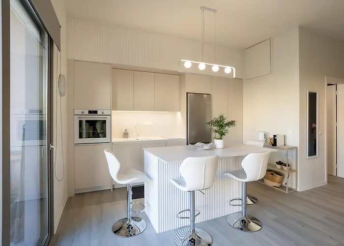 A Cozy Modern With Sunny Balcony Near Center Apartment *