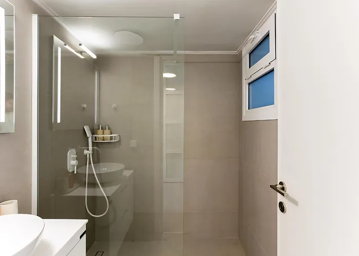 A Cozy Modern With Sunny Balcony Near Center *