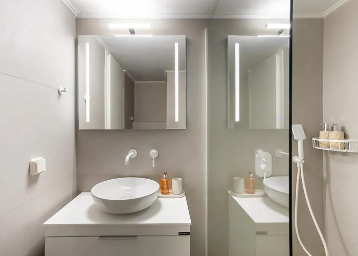 Apartment A Cozy Modern With Sunny Balcony Near Center *