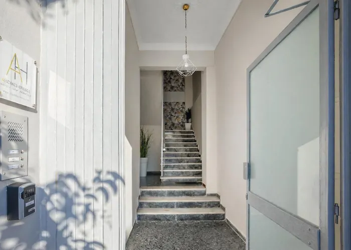 A Cozy Modern With Sunny Balcony Near Center *